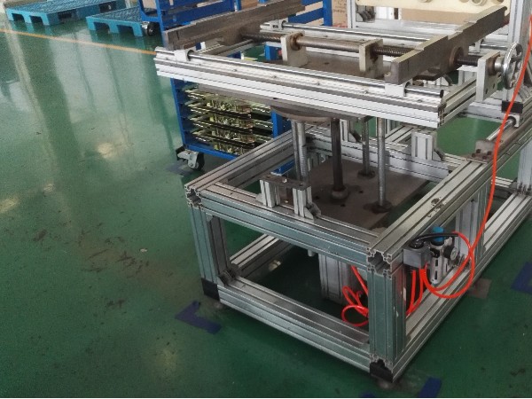 工業鋁型材生產廠家，除了生產鋁型材，還包括連接件